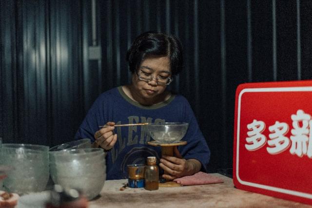 开云APP 开云体育这位92年小伙返乡吹玻璃年销100万个沙拉碗助力家乡产业再转型(图2)