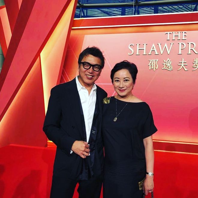 开云 开云体育59岁港姐冠军称80年代后冠不值钱纯玻璃制品会变色摔下地会烂(图7)