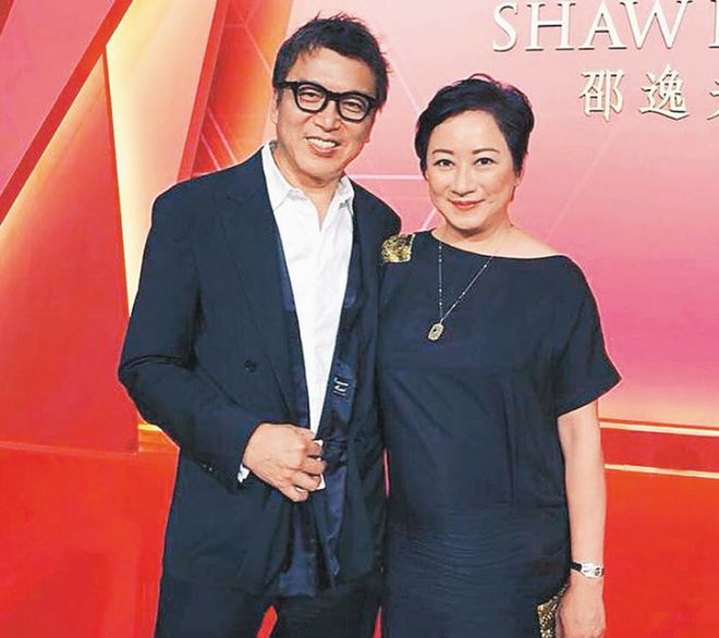 开云 开云体育官网港姐冠军谢宁爆料后冠不值钱是玻璃制品会变色！59岁已转行卖饼(图9)