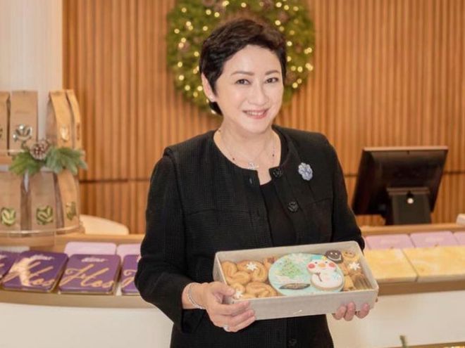 开云 开云体育官网港姐冠军谢宁爆料后冠不值钱是玻璃制品会变色！59岁已转行卖饼(图10)