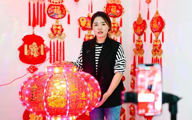 当老手开云体育 开云官网艺遇上新匠人：90后返乡吹玻璃、做宫灯借助电商远销全球(图3)