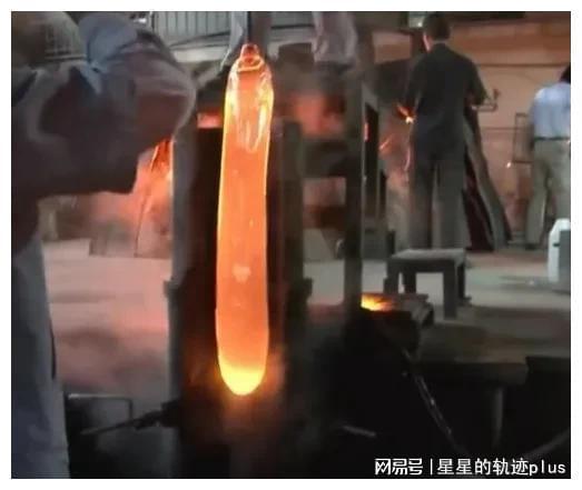 开云 开云体育你知道吗？美丽的玻璃瓶竟是用嘴吹出来的以前的白炽灯泡也是(图4)