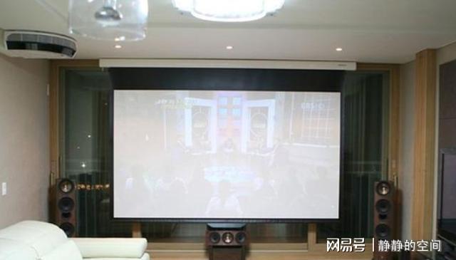 开云体育 开云官网有钱人都不安装电视机而是用“玻纤幕布”来代替3D电影在家看(图3)