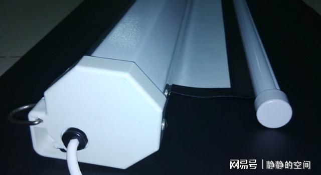 开云体育 开云官网有钱人都不安装电视机而是用“玻纤幕布”来代替3D电影在家看(图5)