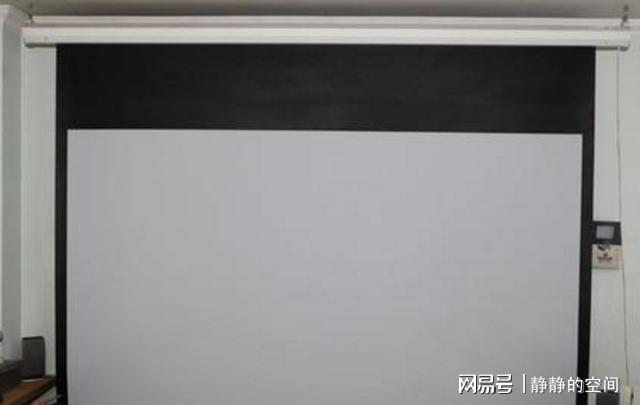 开云体育 开云官网有钱人都不安装电视机而是用“玻纤幕布”来代替3D电影在家看(图4)