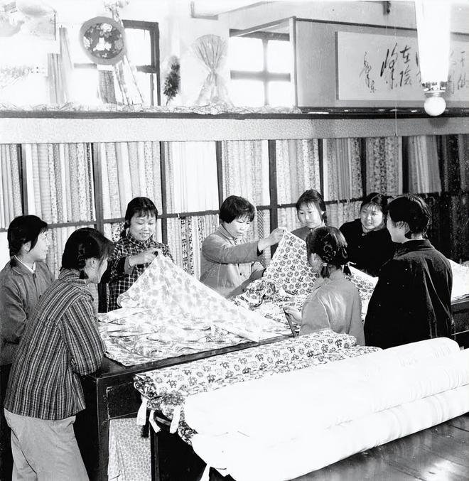 上世纪风靡的“的确良”现在去哪了？其实它在我Kaiyun 开云们身边换了个名(图6)
