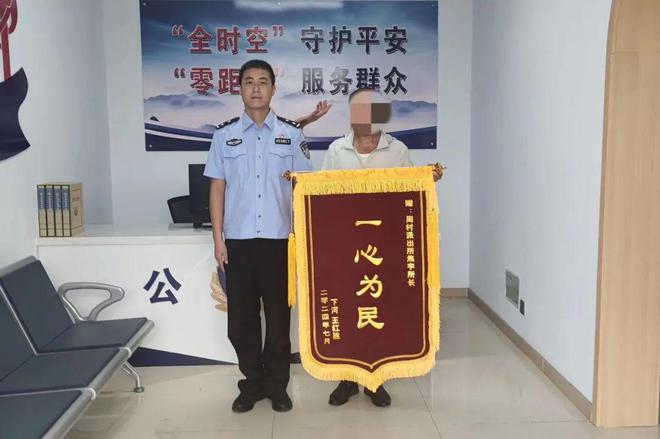 【详情】晋城一轿车玻璃被砸！两瓶开云体育 开云平台青花汾酒被盗……(图2)