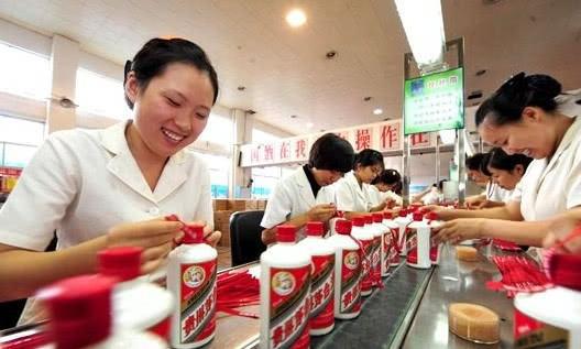 白酒那么多为何唯独茅台酒瓶做成乳白色？看完长知识了开云体育 开云平台(图2)