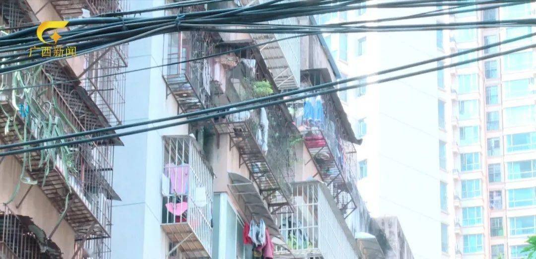 广开云体育 开云平台西丨小区频频天降酒瓶！居民指认7楼住户7楼住户却称：没扔过酒瓶只扔过狗屎！(图7)