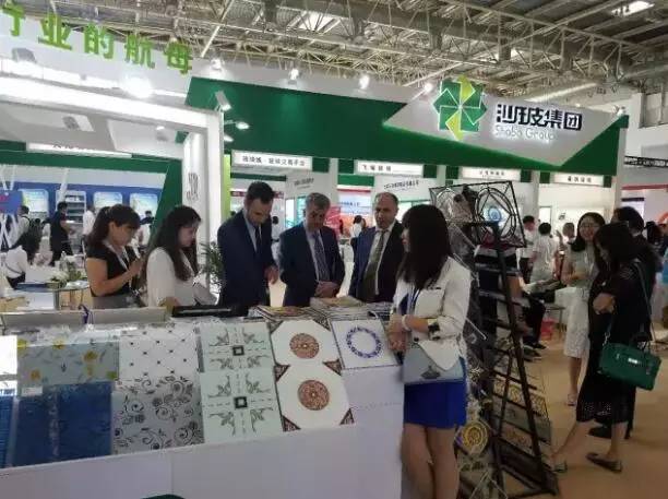 Kaiyun 开云体育人气爆棚！沙河上千个玻璃品种盛装亮相中国玻璃展(图3)