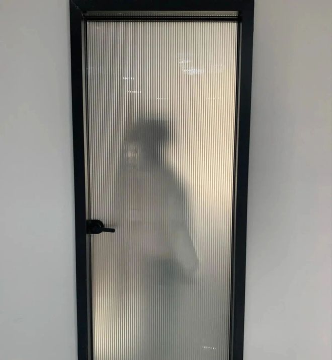 开云体育 开云官网越来越多人卫生间不装长虹玻璃门现在流行这种做法好看更好用(图3)