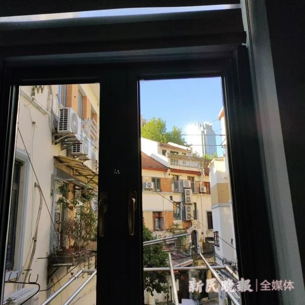 夏令热线 玻璃幕墙反光白晃晃亮瞎眼今夏开云 开云体育官网“光污染”投诉居高不下
