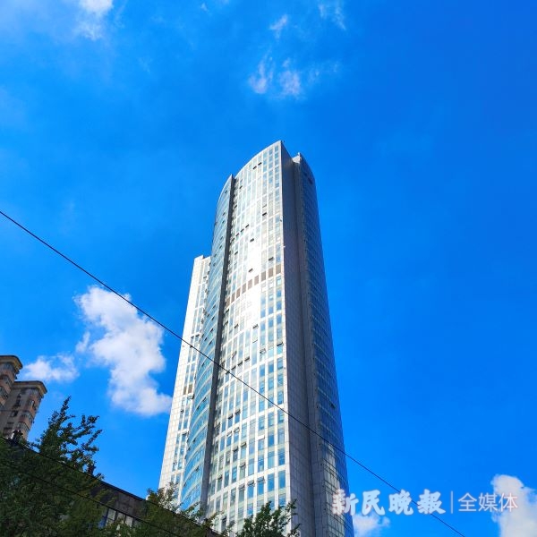 夏令热线 玻璃幕墙反光白晃晃亮瞎眼今夏开云 开云体育官网“光污染”投诉居高不下(图3)
