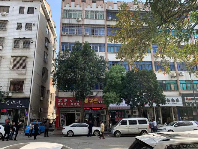 太吓人Kaiyun 开云体育了！凌晨绍兴一小区天降酒瓶……(图3)