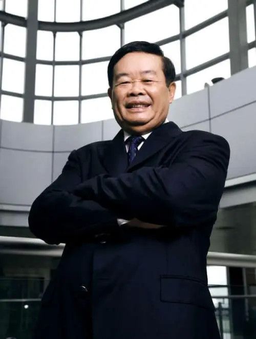 日本人卖玻璃给福开云体育 开云官网耀曹德旺酒席上一句话让日商激动跪下致谢(图2)