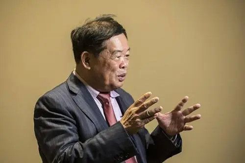 日本人卖玻璃给福开云体育 开云官网耀曹德旺酒席上一句话让日商激动跪下致谢(图3)