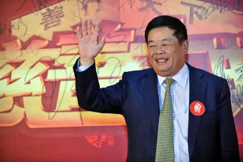 日本人卖玻璃给福开云体育 开云官网耀曹德旺酒席上一句话让日商激动跪下致谢(图5)
