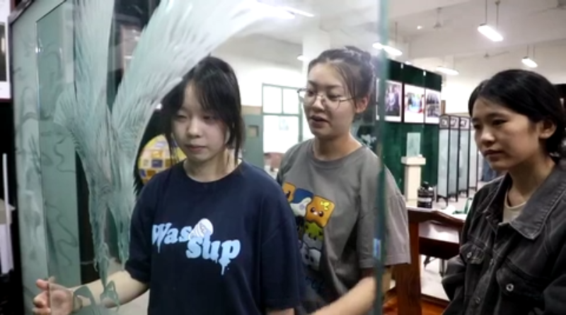 开云 开云体育平台文化中国行·浙江何为丨古老“玻璃花”再逢灿烂新花期(图7)