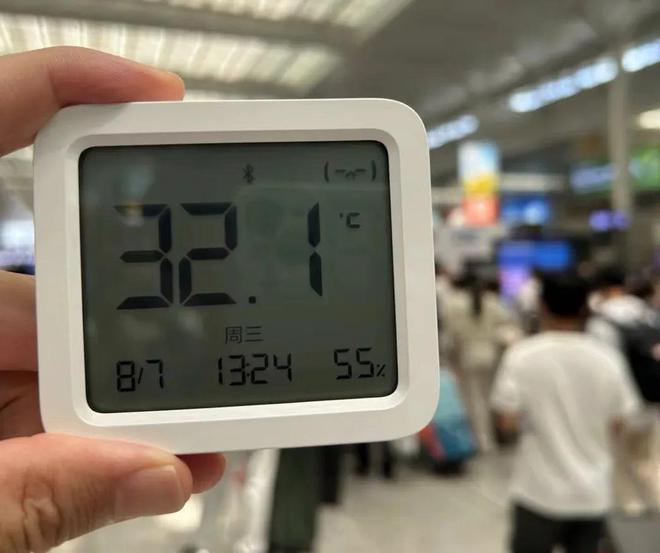 高温橙警又来网友吐槽：上海Kaiyun 开云体育虹桥站热爆了像洗桑拿！记者实测→(图4)