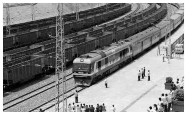 开云 开云体育平台1955年浙江农民无聊扔石块竟击穿毛主席专列玻璃结局如何？(图6)