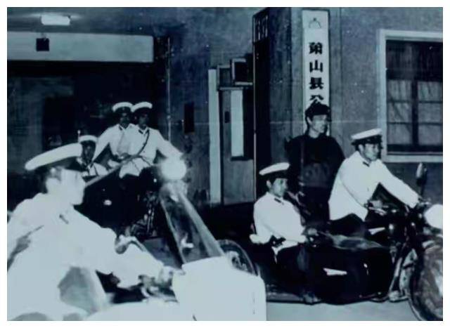 开云 开云体育平台1955年浙江农民无聊扔石块竟击穿毛主席专列玻璃结局如何？(图7)