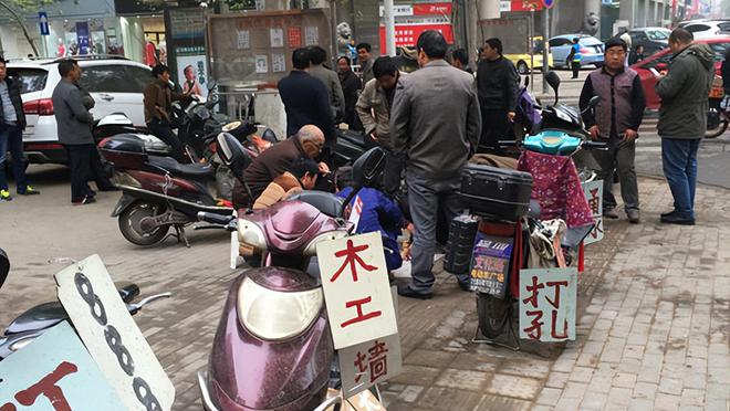 惋惜！四名工人被玻Kaiyun 开云体育璃压死知情人透露是一家人其中三人未婚(图2)