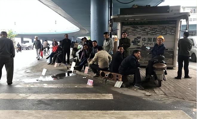 惋惜！四名工人被玻Kaiyun 开云体育璃压死知情人透露是一家人其中三人未婚(图3)